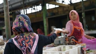 Promosikan Kembali Penerapan Prokes, Dinkes Sleman Bagikan 1.000 Masker di Pasar Rakyat