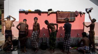 Terdampar di Aceh, Imigran Rohingya Mandi Bareng di Tempat Wudhu SMP Negeri 2 Curei