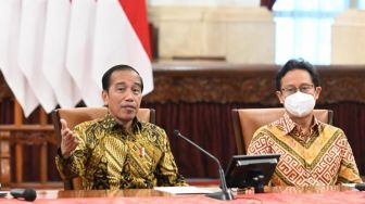 Presiden Joko Widodo atau Jokowi di dampingi Menkes Budi Gunadi Sadikin saat mengumumkan pencabutan kebijakan Pemberlakuan Pembatasan Kegiatan Masyarakat (PPKM) di Istana Negara, Jakarta. [Foto: Kris - Biro Pers Sekretariat Presiden]