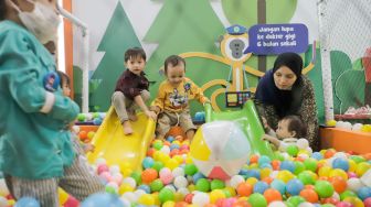 Sejumlah anak mengikuti permainan saat menghadiri acara Kids FanFest Indonesia 2022 di Hall A, Jakarta Convention Center (JCC), Senayan, Jakarta, Jumat (30/12/2022). [Suara.com/Alfian Winanto]