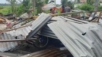 Ratusan Rumah Warga di Bekasi Rusak Diterjang Angin Puting Beliung, Dipastikan Tak Ada Korban