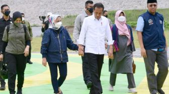 Lagi-lagi Mewah! Iriana Jokowi Pakai Jaket LV Saat Jaring Ikan di Pulau Sumbawa NTB, Berapa Sih Harganya?