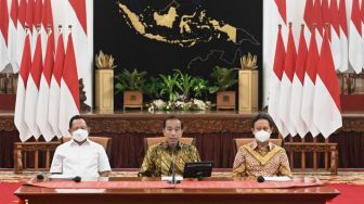 Presiden Joko Widodo atau Jokowi di dampingi Menkes Budi Gunadi Sadikin dan Mendagri Tito Karnavian saat mengumumkan pencabutan kebijakan PPKM di Istana Negara, Jakarta. [Foto: Kris - Biro Pers Sekretariat Presiden]