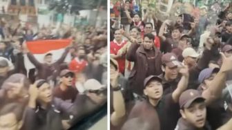 Acungkan Jari Tengah Sambil Kompak Nyanyi Indonesia Pusaka, Massa Serang Bus Squad Thailand