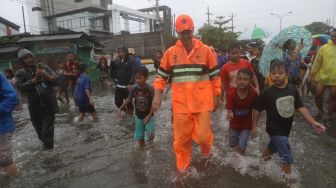 Nyelekit! Gowes demi Tinjau Banjir Semarang, Kader PKB Sindir Ganjar Pranowo Bikin Konten Terus