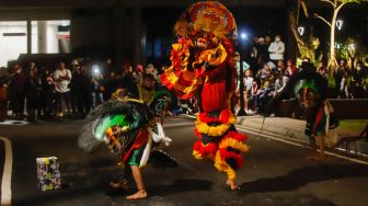 Seniman menampilkan pertunjukkan Kuda Lumping saat perayaan tahun baru 2023 di Taman Mini Indonesia Indah (TMII), Jakarta Timur, Sabtu (31/12/2022). [Suara.com/Alfian Winanto,]