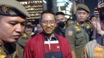 Disambut Petasan Saat Sapa Warga Perayaan Malam Tahun Baru di Bundaran HI, Heru Budi: Biarin Aja!