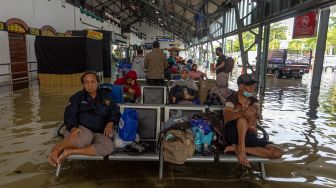 Kereta Api Jarak Jauh Dialihkan Lewat Jalur Selatan Akibat Banjir