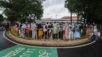 Pengunjung beraktivitas saat berwisata di Taman Mini Indonesia Indah (TMII), Jakarta Timur, Sabtu (31/12/2022). [Suara.com/Alfian Winanto]