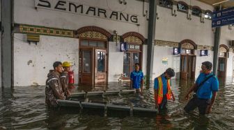 Belasan Perjalanan Kereta Api Terganggu dan Dibatalkan Akibat Banjir di Semarang