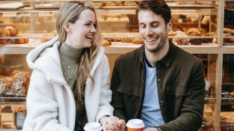 Mau Hubunganmu Awet? Simak 3 Cara Berkomunikasi yang Baik dengan Pasangan