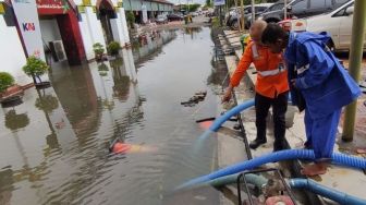 Terjang Banjir, Kereta Api Tujuan Stasiun Surabaya Pasar Turi Tetap Lewat Jalur Utara