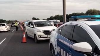 Urai Kemacetan Kendaraan di Tol Cikampek Saat Arus Balik, Petugas Berlakukan Contraflow ke Arah Jakarta