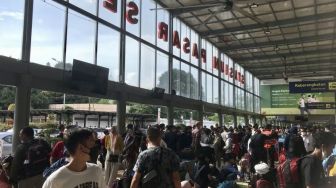 Penumpang Menumpuk di Stasiun Gambir dan Pasar Senen karena Banjir Semarang, PT KAI Minta Maaf