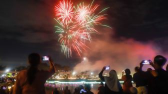 Semarak Pesta Kembang Api Sambut Tahun Baru 2023 di TMII