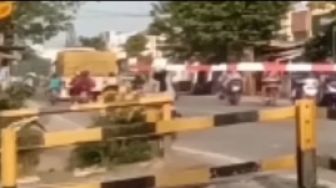 Mbak-mbak 'Uji Nyali' Ngebut di Palang Pintu Kereta: Biarin Nyungsep daripada Dikubur
