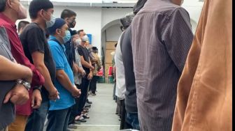 Serba Hitam, Raffi Ahmad Ikut Salatkan Jenazah Mami Popon