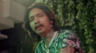 Baru Rilis MV Baru, Young Lex Bikin Heboh Karena Tampil Tanpa Busana