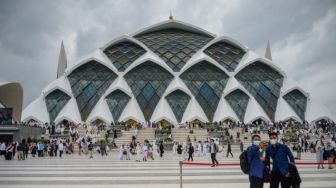 Baru Diresmikan, Video Masjid Raya Al Jabbar yang Penuh Sampah Bikin Miris