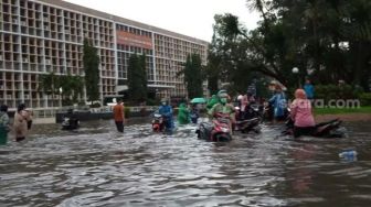 Kota Semarang Sempat Tergenang, Jalan Raya Kaligawe Kini Bisa Dilewati Kendaraan Bermotor