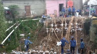 Bruuuk! Musrifah Lemas, Bagian Belakang Rumahnya Amblas, Alat Rumah Tangga Terbawa Arus Kali Angke