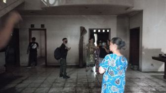 Kondisi dalam rumah mewah tak terurus hingga ditumbuhi semak belukar di Kelurahan Jatinegara, Cakung, Jakarta Timur. [Suara.com/Yaumal]