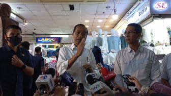 Jokowi Bagi-bagi Kaus di Pasar Tanah Abang, Paspampres Ikut Bawakan Sembako Presiden