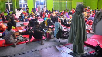 Warga terdampak banjir mengungsi di Balai Desa Jati Wetan, Kudus, Jawa Tengah, Minggu (1/1/2023). [ANTARA FOTO/Yusuf Nugroho].