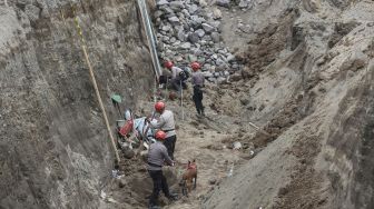 Unit K9 Polri melakukan pencarian korban longsor pembangunan talud proyek perumahan di Candi Gebang, Wedomartani, Ngemplak, Sleman, DI Yogyakarta, Selasa (3/1/2023). [ANTARA FOTO/Hendra Nurdiyansyah].