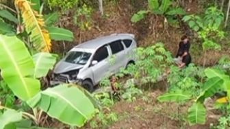 Sopir Diduga Tak Bisa Kendalikan Kemudi, Mobil Ini 'Terbang' ke Kebun Warga di Madiun