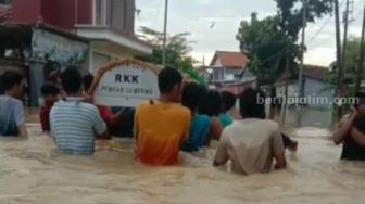 Cerita Romli Tersetrum Saat Banjir Parah Sambut Tahun Baru di Sampang
