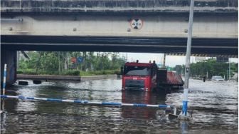 Kendaraan Kecil Tak Bisa Lewat, Banjir Masih Terjadi di Kaligawe Kota Semarang