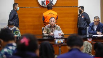 Ketua KPK Firli Bahuri (tengah) memberikan pernyataan saat konferensi pers terkait penahanan anggota Divisi Hukum Mabes Polri AKBP Bambang Kayun Bagus sebagai tersangka kasus dugaan suap dan gratifikasi di Gedung Merah Putih KPK, Jakarta Selatan, Selasa (3/1/2023). [Suara.com/Alfian Winanto]