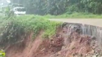 Intensitas Hujan Tinggi  Akibatkan Tepi Jalan Blok Curahem di Lebak Longsor