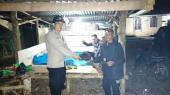 Peduli Siskamling, Kapolsek Dempo Selatan Bagikan Logistik ke Penjaga Malam