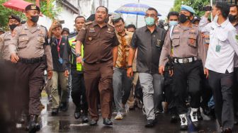 Ketua Majelis Hakim Wahyu Iman Santoso (tengah) bersama dengan tim jaksa dari Pengadilan Negeri Jakarta Selatan saat melakukan peninjauan TKP di Rumah Dinas Ferdy Sambo, Duren Tiga, Jakarta Selatan, Rabu (4/1/2023). [Suara.com/Alfian Winanto]