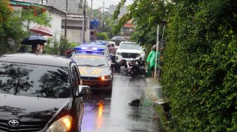 Suasana saat peninjauan TKP di Rumah Dinas Ferdy Sambo, Duren Tiga, Jakarta Selatan, Rabu (4/1/2023). [Suara.com/Alfian Winanto]