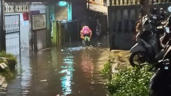Ratusan Jiwa di Kebon Jeruk Terdampak Banjir, Akibat Luapan Kali Sekertaris Saat Hujan Deras Guyur Jakarta