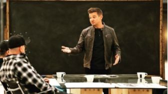 Bagikan Foto Pasca Kecelakaan, Jeremy Renner Didoakan Teman dan Penggemar