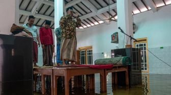 Warga Tetap Salat Berjamaah di Masjid yang Terendam Banjir Demak