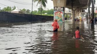 Banjir Setelah Hujan Deras, Sejumlah Ruas Jalan di Jakarta Tak Bisa Dilintasi Kendaraan