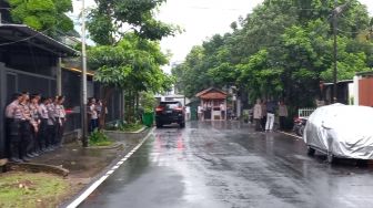 Rumah Sambo Diguyur Hujan Deras Sebelum Hakim Tiba, Puluhan Polisi Malah Rebutan Neduh