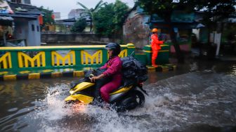 Tingginya Curah Hujan dan Luapan Kali Pesanggrahan Sebabkan Banjir Setinggi Satu Meter Rendam dua RT di Kebon Jeruk