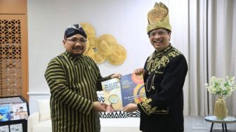 Itjen Kemenag Serahkan Laporan Pengawasan dan Program ke Menag