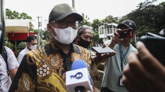 Bupati Morowali Utara Delis Julkarson Hehi menjawab pertanyaan wartawan usai menjalani pemeriksaan di Gedung Merah Putih KPK, Jakarta, Kamis (5/1/2023). [ANTARA FOTO/Rivan Awal Lingga]