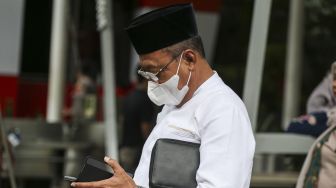 Wakil Bupati Morowali Utara Djira Kendjo meninggalkan gedung usai menjalani pemeriksaan di Gedung Merah Putih KPK, Jakarta, Kamis (5/1/2023). [NTARA FOTO/Rivan Awal Lingga]