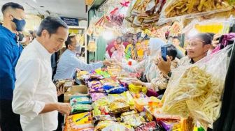 Jokowi Beli Songket Riau Papa Mama, Pedagang Pasar Bawah: Dagdigdug Pertama Kali Jumpa