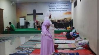 Indahnya Toleransi, Korban Banjir Kudus Salat di Aula Gereja