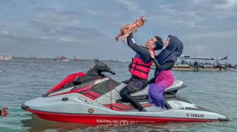 Aksi Ria Ricis Ajak Baby Moana Naik Jet Ski Disorot Media Asing