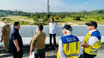 Presiden Joko Widodo atau Jokowi melihat gajah-gajah berjalan di bawah ruas tol Pekanbaru-Dumai atau tepatnya di KM 12. [Foto: Laily Rachev - Biro Pers Sekretariat Presiden]